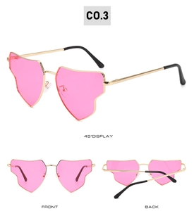 Drei Ansichten der herzförmigen rosa Sonnenbrille mit schmalem Gold-Metallrahmen und Spitzen