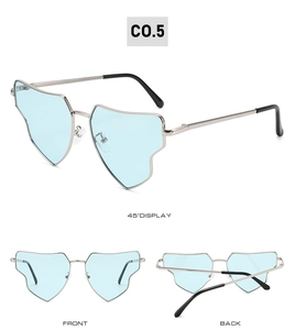 Detailansicht von vorne, hinten und 45-Grad-Winkeln der blauen herzförmigen randlosen Sonnenbrille
