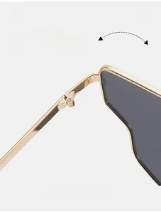 Detailaufnahme robuster goldener Metallscharniere an stylischer Herz-Sonnenbrille