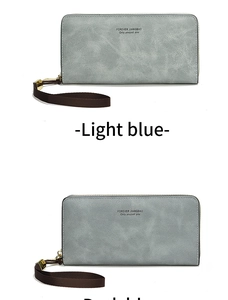 Détail d'un long portefeuille zippé bleu clair avec texture et dragonne marron