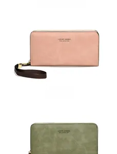 Détail d'un long portefeuille zippé pour femme en similicuir grainé et finitions dorées