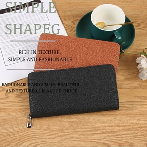 Détail de longs portefeuilles zippés pour femmes à fleurs gaufrées en noir et marron