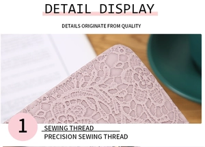 Gros plan sur les coutures de précision d'un portefeuille rose gaufré aux détails de dentelle