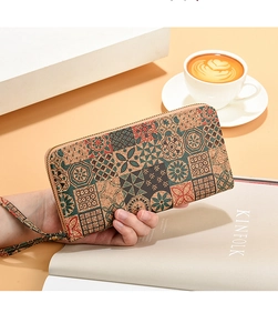 Portafoglio lungo in sughero con motivo patchwork vintage e cinturino da polso con zip