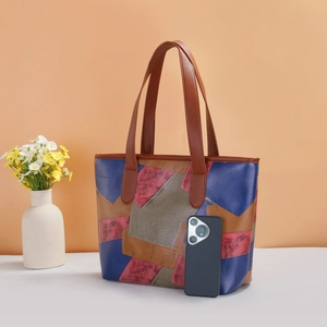 Grand sac cabas en cuir patchwork multicolore avec un smartphone pour référence de taille