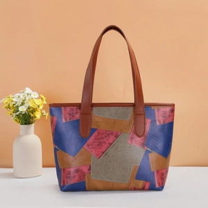 Gros plan du sac cabas patchwork color-block avec panneaux en cuir texturé vintage