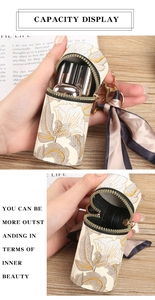 Detalle de funda de pintalabios bordada con pañuelo de seda y llavero dorado
