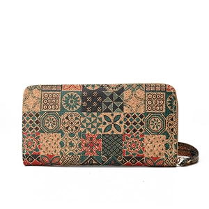 Portafoglio in sughero ecologico da donna con motivi a mosaico vintage e cinturino da polso