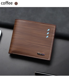 Dettaglio del portafoglio in pelle marrone caffè con accenti blu e logo in metallo