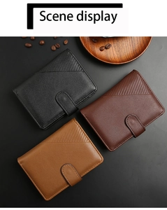 Tre portafogli vintage in pelle da uomo nei colori nero, testa di moro e cuoio su legno