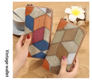Dettaglio di portafoglio lungo vintage con motivo patchwork e trama effetto coccodrillo
