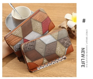 Dettaglio di portafogli lunghi geometrici patchwork con trama in pelle e cinturini