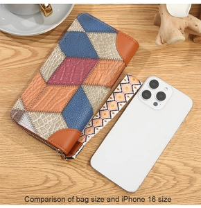 Confronto dimensioni del portafoglio patchwork con iPhone 16 su tavolo in legno