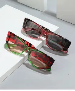 Gros plan de lunettes œil de chat écaillé avec verres teintés rouges et jaunes