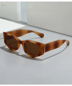 Détail de lunettes de soleil œil-de-chat ambrées avec matériau texturé de qualité