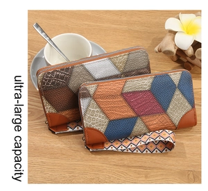 Dettaglio di portafogli lunghi con motivi geometrici boho e cinturini da polso