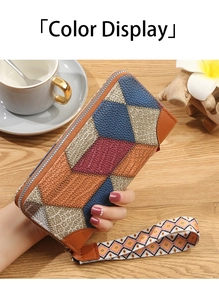 Dettaglio del portafoglio geometrico con scaglie metalliche e cinturino da polso intrecciato