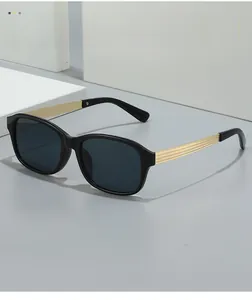 Vue détaillée de lunettes de soleil carrées de luxe avec branches en métal doré