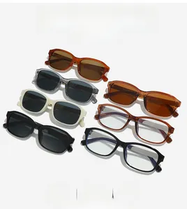 Vue à plat de lunettes de soleil carrées vintage aux finitions écaille et mates