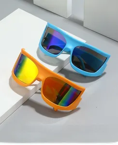 Dettagli di occhiali da sole sportivi arancioni e blu con lenti a specchio colorate