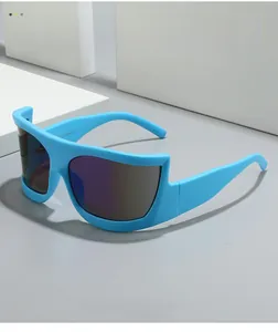 Dettaglio occhiali da sole futuristici blu opaco con lenti iridescenti su blocchi d'arte