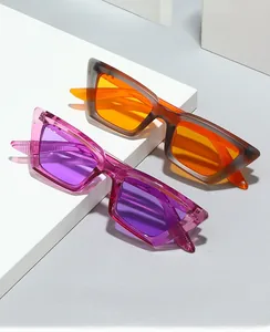 Détail de lunettes de soleil œil-de-chat vintage avec verres colorés et montures mates