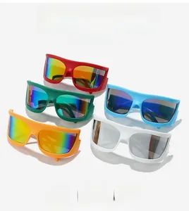 Dettaglio di occhiali da sole sportivi futuristici con lenti colorate e montatura grande