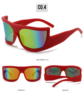Vista a tre angolazioni di occhiali punk rossi con lenti colorate oversize avvolgenti