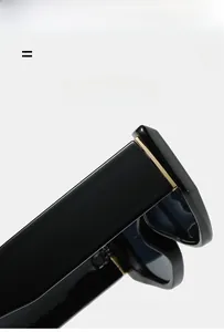 Gros plan sur les lunettes œil de chat noires montrant les charnières et la texture du cadre