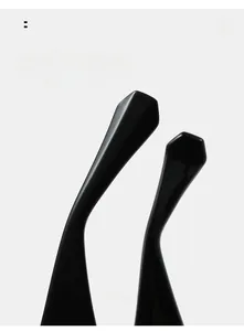Détail des branches de lunettes incurvées pour un port confortable sur fond gris clair