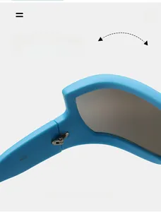 Dettaglio della cerniera metallica di occhiali da sole futuristici blu brillante
