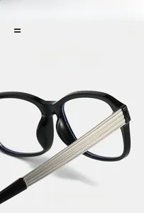 Détails de lunettes de soleil avec branches en métal argenté et design à rayures