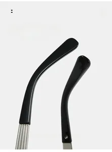 Détails des embouts de branches incurvés noirs et des charnières métalliques de lunettes