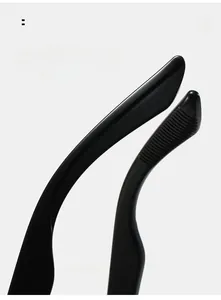 Détails des branches incurvées de lunettes de soleil noires avec texture antidérapante