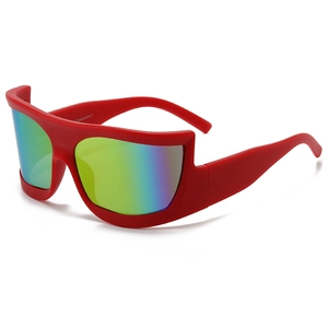 Occhiali da sole da ciclismo rossi futuristici con lenti iridescenti e montatura opaca