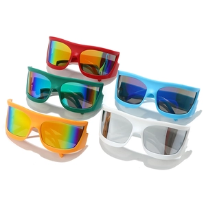Occhiali da sole sportivi futuristici oversize con lenti a specchio in colori vivaci