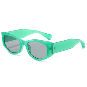 Lunettes de soleil œil de chat vert menthe translucides avec monture épaisse et verres gris