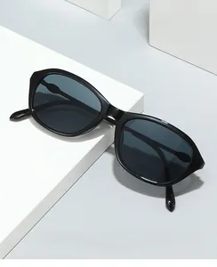 Dettaglio di occhiali da sole vintage cat-eye con montatura nera e lenti anti-UV