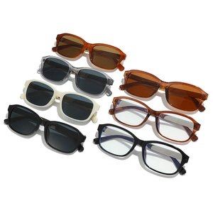 Collection de lunettes de soleil carrées avec protection UV et branches en métal variées