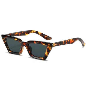 Lunettes de soleil œil de chat rétro en écaille avec rivets en métal sur fond blanc