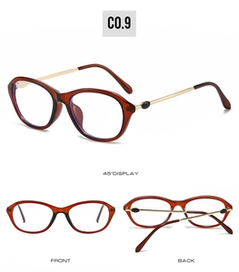 Tre prospettive di occhiali cat-eye ambra con stanghette in metallo dorato