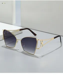 Détail de lunettes de soleil œil-de-chat, monture dorée avec strass et verres dégradés violets