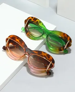 Détails de lunettes de soleil œil de chat rétro avec monture léopard et métal chic