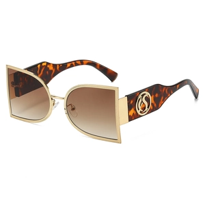 Fashionable oversized tortoise shell sunglasses with D-shape frame and gold metal trim