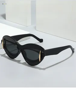 Gros plan détaillé des lunettes œil-de-chat noires avec accents métalliques dorés chic