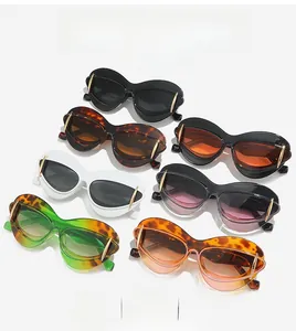 Détail de lunettes de soleil œil de chat avec montures doubles et accents métalliques