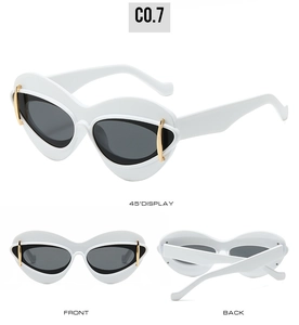 Vue sous trois angles de lunettes de soleil œil-de-chat blanches avec verres gris