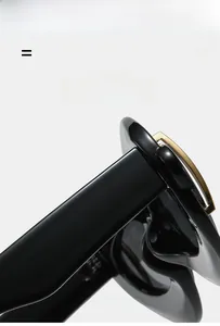 Détail de la monture noire et de la charnière en métal doré des lunettes de soleil œil de chat