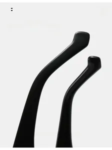 Détail des branches incurvées ergonomiques sur lunettes de soleil œil de chat noires