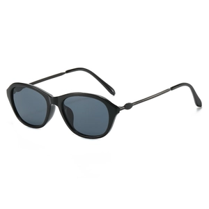 Occhiali da sole cat-eye neri classici con lenti grigio scuro e cerniere in metallo